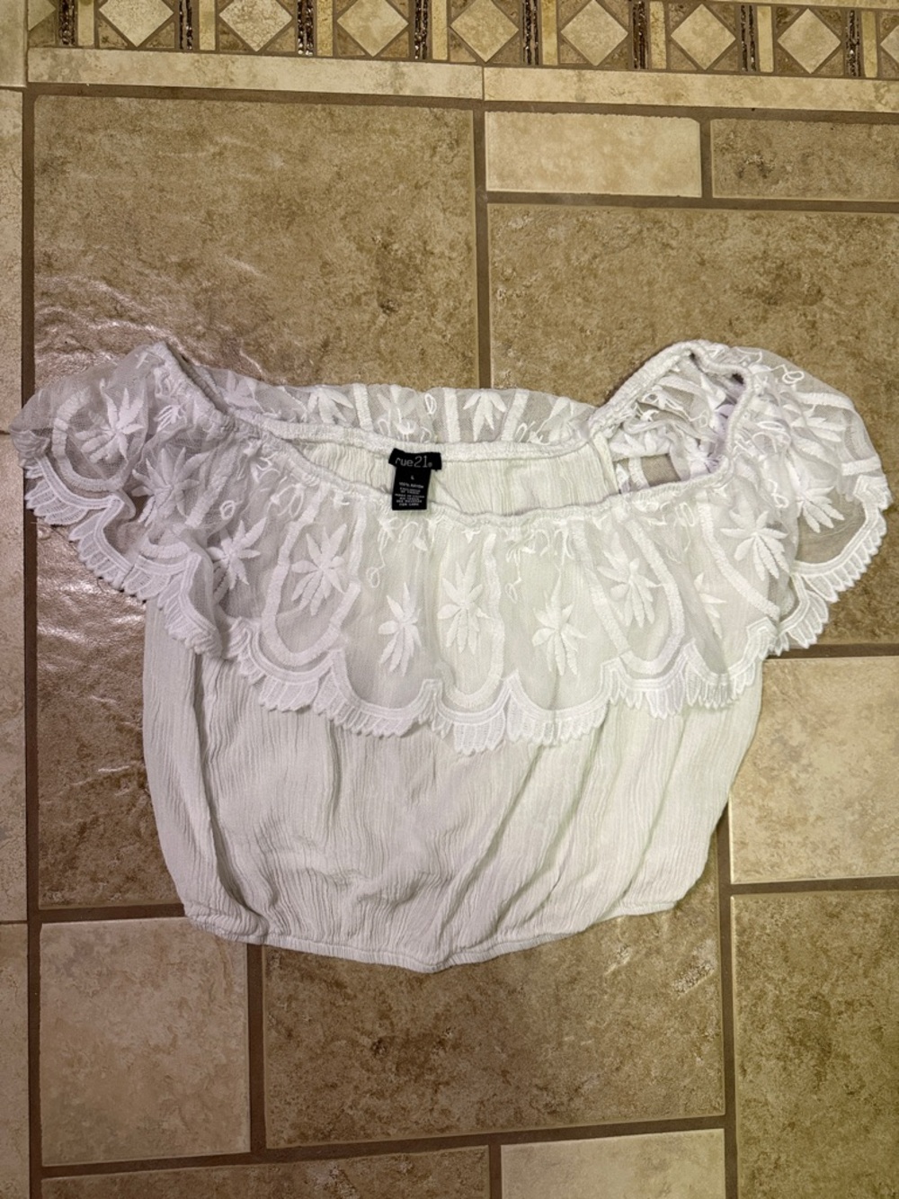 Rue21 White Off-The-Shoulder Lace-Trim Crop Top